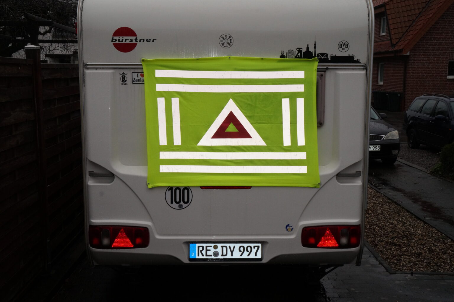 KFZ-Warndecke am Wohnwagen